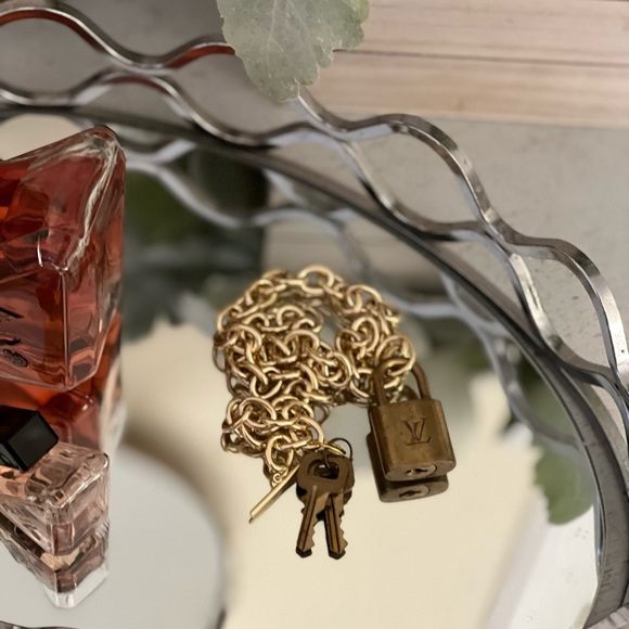 COPY - Louis Vuitton Lock and Key Gold Necklace - Picture 5 of 5